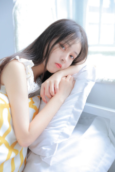 我穿着宽松的裙子里面空荡荡的